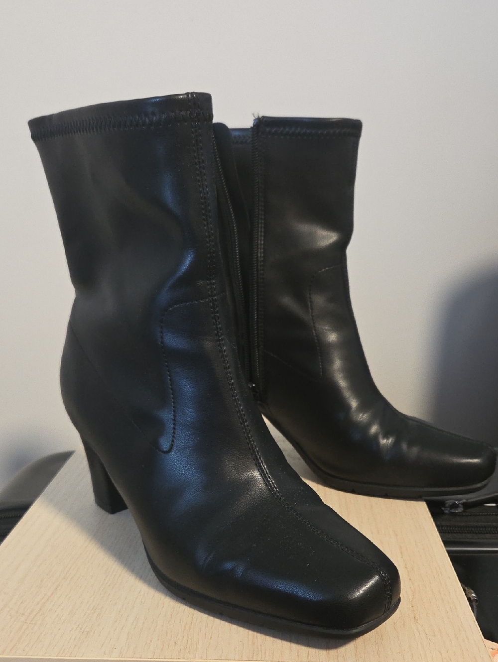 AEROSOLES Black Mid‑Heel Ankle Boots with Side Zip